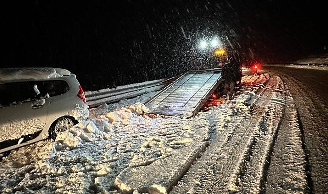 Yoğun kar ve tipi nedeniyle Bayburt-Erzurum kara yolu ulaşıma kapandı