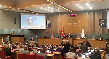 AKP'Lİ ÖZGÜR HIZAL MECLİSİ KARIŞTIRDI!