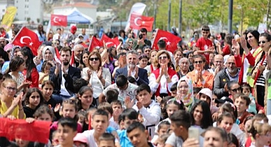 Bayraklı’da binlerce çocukla 23 Nisan coşkusu