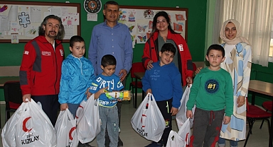 Bayraklı Kızılay otizm gününde özel öğrencileri sevindirdi