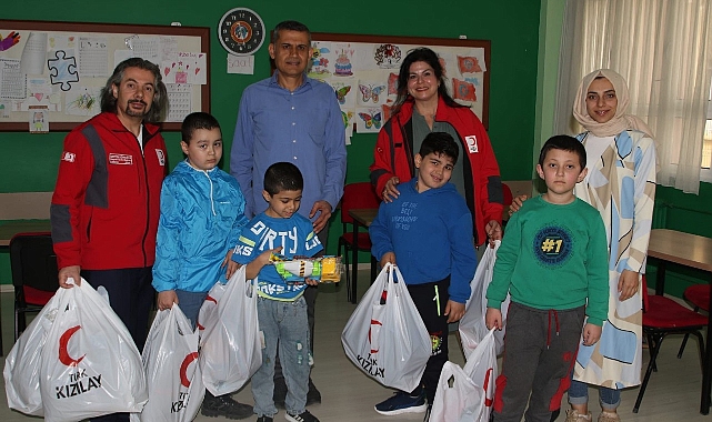 Bayraklı Kızılay otizm gününde özel öğrencileri sevindirdi