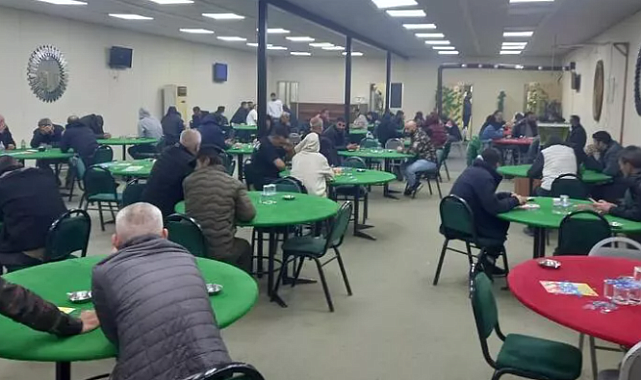 Bornova'da kumar oynarken yakalanan 58 kişiye para cezası kesildi