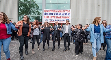 Büyükşehir memurları sözleşmeyi halay çekerek kutladı