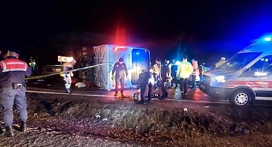 Deprem bölgesinden dönen belediye personellerini taşıyan otobüs devrildi: 3 ölü, 14 yaralı