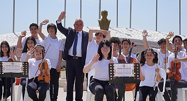 Depremzede öğrenciler, 23 Nisan için 'Bir Başkadır Benim Memleketim' şarkısını seslendirdi