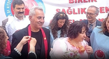 İzmir'de Memurlardan Sembolik Protesto: Gelin ve Damada Altın Yerine Soğan Taktılar