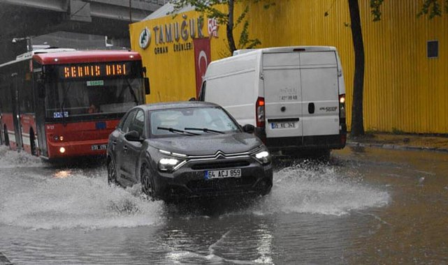 İzmir'de sağanak! Caddeler göle döndü