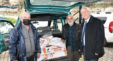 Karabağlarlı çiftçiye gübre dağıtıldı