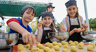 KARŞIYAKA’DA AYAKÜSTÜ LEZZET ŞÖLENİ!