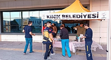 Kınık Belediyesi’den Kınık Devlet Hastanesi önünde Ramazan boyunca sıcak çorba ikramı