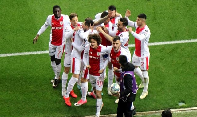 Lider Samsunspor kazanmayı sürdürüyor