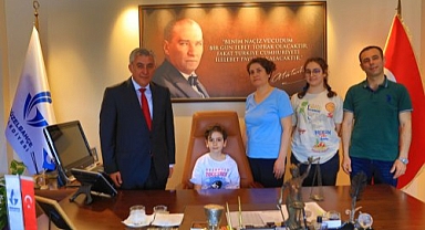 Mustafa İnce koltuğunu depremzede Elvin’e bıraktı