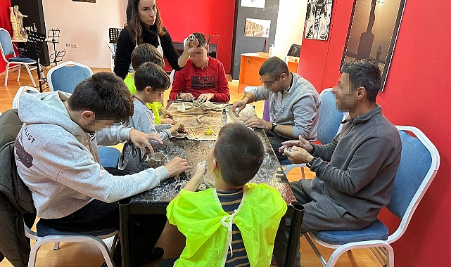 NARLIDERE’DE OTİZMLİ BİREYLERE SANATLA TERAPİ