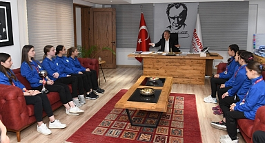 Şampiyon cimnastikçiler kupalarını Başkan İduğ’a getirdi