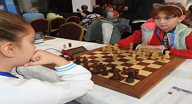 Türkiye Küçükler ve Yıldızlar Takım Satranç Şampiyonası İzmir'de devam ediyor