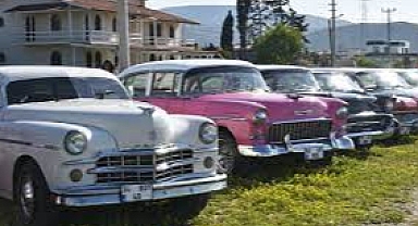 Urla'da 'klasik otomobiller' hayranlık yarattı