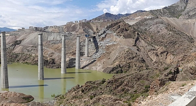 Yusufeli'ndeki heyelanda, inşası süren viyadük zarar görmedi