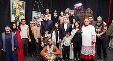 AYVALIK BELEDİYE TİYATROSU ÖDÜLE DOYMADI