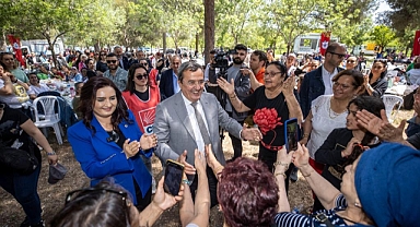 Başkan Batur, Konak Belediyesi'nin Anneler Günü Etkinliğinde Konaklı Kadınlarla Buluştu