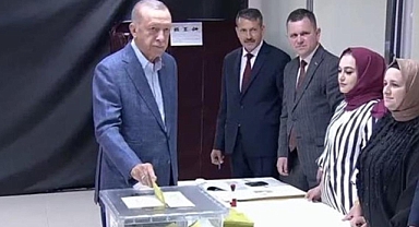 Cumhurbaşkanı Erdoğan oyunu kullandı: Türk demokrasisi için hayırlı bir geleceği Rabbimden niyaz ediyoruz