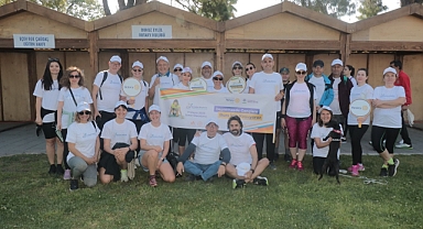Dokuz Eylül Rotary Maraton İzmir'de depremzedeler için koştu//Rotaryenler depremzede gençler için bağış topladı