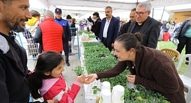 EFES TARLASI YAŞAM KÖYÜ'NÜN FİDELERİ YURTTAŞLARLA BULUŞUYOR