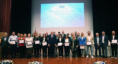Ege Üniversitesi’nde başarılı akademisyen ve öğrenciler ödüllendirildi