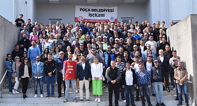 FOÇA BELEDİYE BAŞKANI VE BELEDİYE ÇALIŞANLARI 1 MAYIS’IKUTLADI