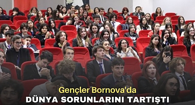 Gençler Bornova'da dünya sorunlarını tartıştı
