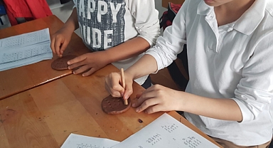 İlköğretim öğrencileri “Çivi Yazısı” ile hem eğleniyor hem öğreniyor