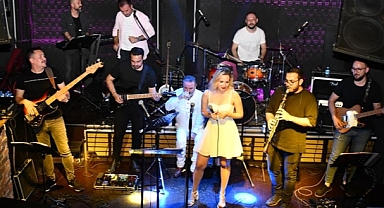 İzmirli avukatlardan oluşan ilk baro müzik grubu,'Grup Değişik İş' ilk konserini verdi