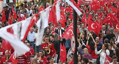 Karşıyaka 19 Mayıs’ta gelincik tarlasına dönüştü!