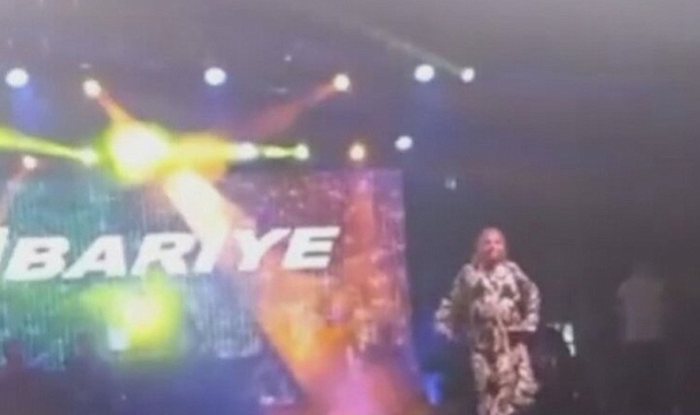 KİBARİYE SAHNEDEN DÜŞTÜ