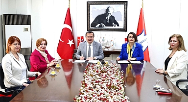 Konak’ta imzalar güçlü kadınlar için atıldı