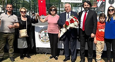PLAKETİNİ AVUKAT OĞLU VERDİ:'İZMİRLİ AVUKAT MUAMMER YURDAKUL'UN 50'NCİ YIL GURURU'
