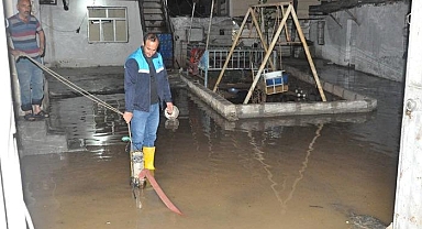 Şanlıurfa'yı sağanak vurdu! Evleri ve caddeleri su bastı