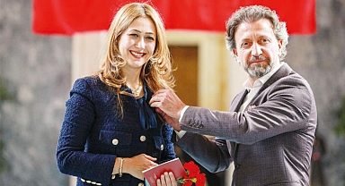 Şeref Holü’nde kayıtlar sürüyor