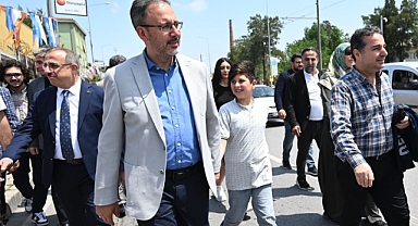 TCG Anadolu’ya yoğun ilgi İzmir trafiğini felç etti Bakan Kasapoğlu, duran trafikte araçtan inip yürüdü