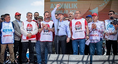 Tunç Soyer Emekçilerle Gündoğdu Meydanı'nda Buluştu