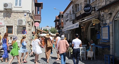 Alaçatı ve sokakları tatilcilerle dolup taştı