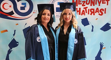 Anne ile kızı sınıfta sıra arkadaşı olup, birlikte mezun oldu
