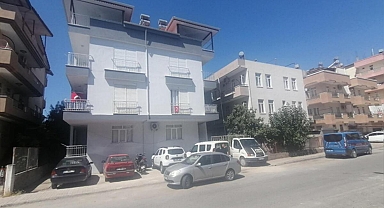 Antalya'da 'pes' dedirten olay... Karşılıklı iki daireyi aynı anda kiraladı, birinde oturdu diğerinde uyuşturucu yetiştirdi