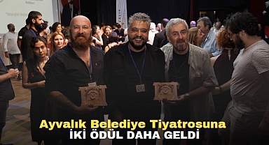 Ayvalık Belediye Tiyatrosuna iki ödül daha geldi