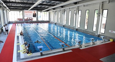 Bornovalı çocuklar Çamdibi Yarı Olimpik Yüzme Havuzunu çok sevdi