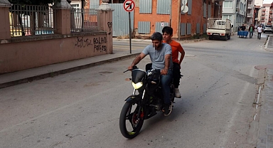 Edirne'de kimliğini evde unutan öğrenciyi motosikletiyle LGS'ye yetiştirdi