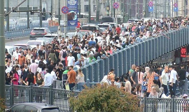 İstanbul'un tarihi mekanlarında bayram kalabalığı! Eminönü, Ayasofya ve Eyüpsultan doldu taştı