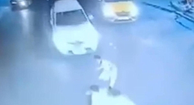 Kendilerine dayak atan gençlerin üzerine otomobili sürdüler... Dehşet anları kamerada