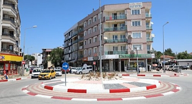 Menderes’te kaldırımlar kırmızı beyaza büründü