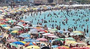 Tatilciler bayramın ikinci gününde de Çeşme’ye akın etti