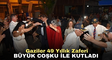 Gaziler 49 yıllık zaferi büyük coşku ile kutladı